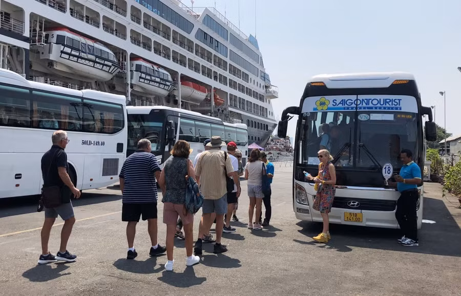 Du khách quốc tế đến TP Hồ Chí Minh được các công ty lữ hành phục vụ chu đáo để khám phá trọn vẹn về Việt Nam.