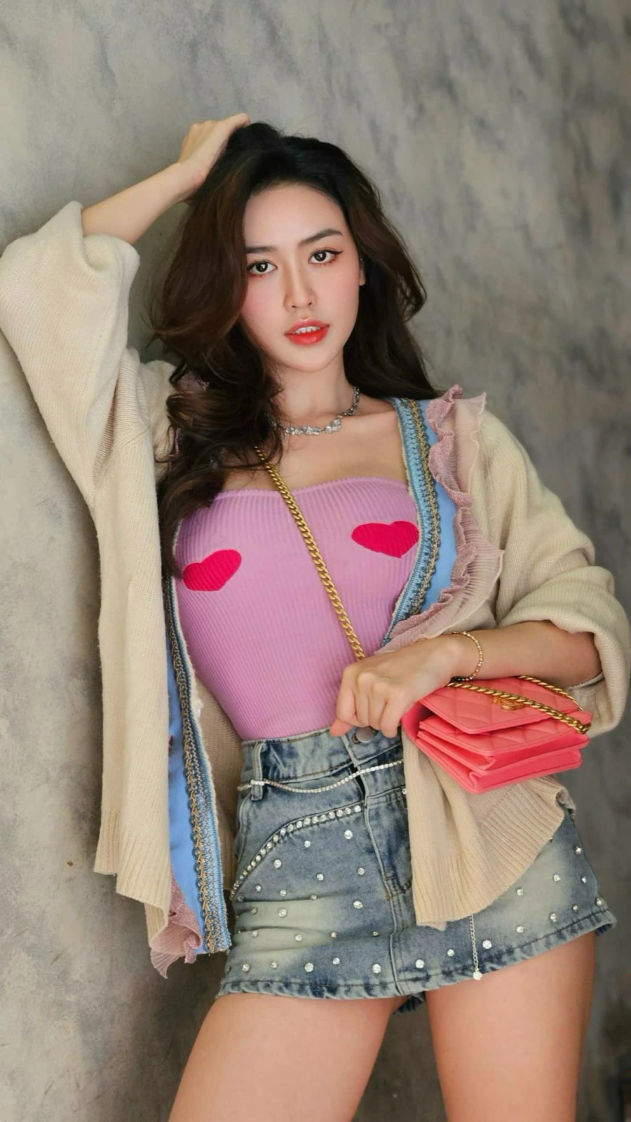 Quyên Qui tên thật là Nguyễn Lê Diệp Quyên, sinh năm 1998. Trước khi đến với Mai, cô từng góp mặt trong một số phim chiếu mạng như Xóm trọ, Sugar daddy & sugar baby…Cô gái 26 tuổi từng xuất hiện trong chương trình Tỏ tình hoàn mỹ. Khi đó Quyên Qui thổ lộ tình cảm với Tuấn Dương nhưng bị từ chối Quyên Qui tên thật là Nguyễn Lê Diệp Quyên, sinh năm 1998. Trước khi đến với Mai, cô từng góp mặt trong một số phim chiếu mạng như Xóm trọ, Sugar daddy & sugar baby…Cô gái 26 tuổi từng xuất hiện trong chương trình Tỏ tình hoàn mỹ. Khi đó Quyên Qui thổ lộ tình cảm với Tuấn Dương nhưng bị từ chối