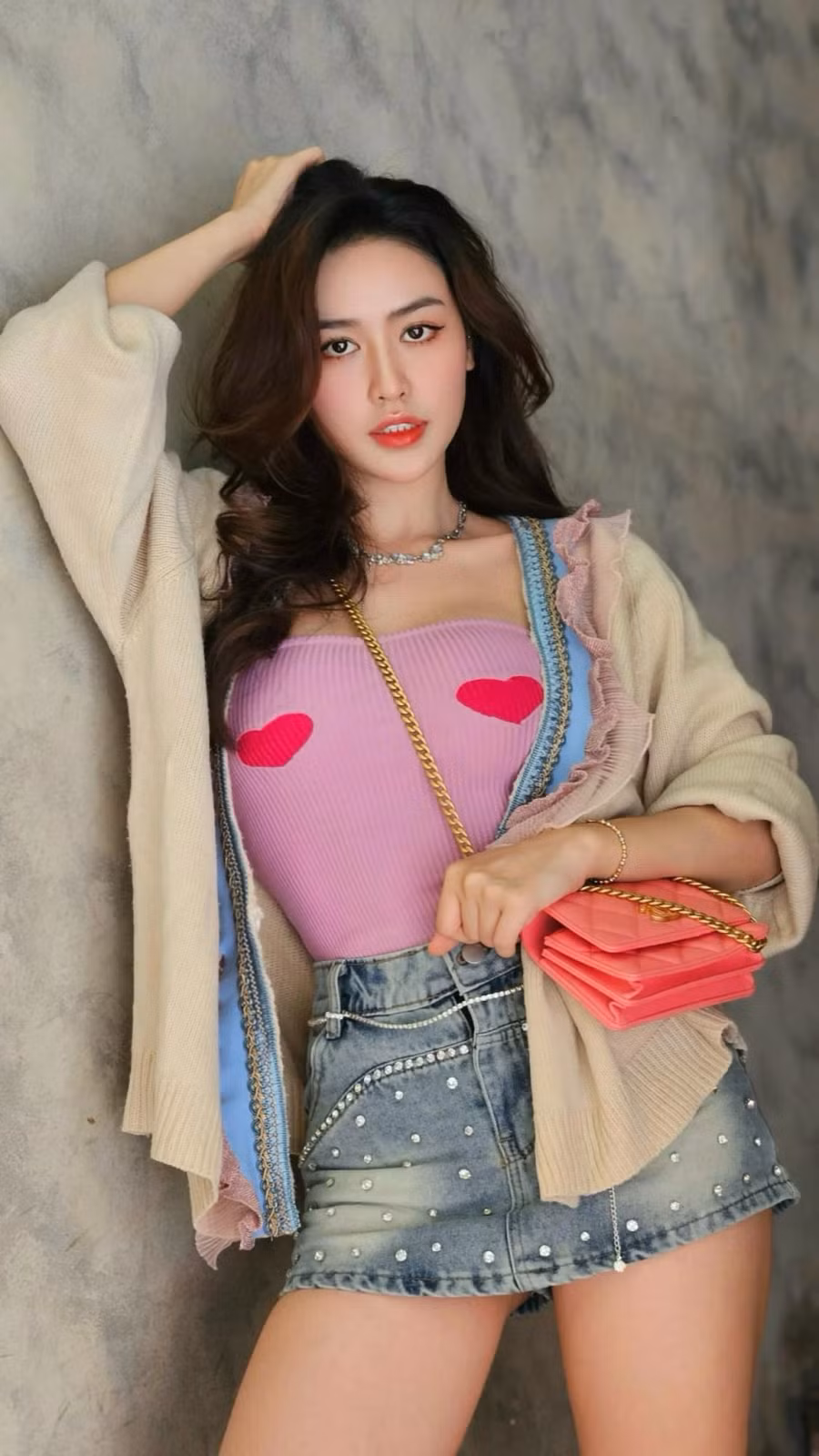 Quyên Qui tên thật là Nguyễn Lê Diệp Quyên, sinh năm 1998. Trước khi đến với Mai, cô từng góp mặt trong một số phim chiếu mạng như Xóm trọ, Sugar daddy &amp; sugar baby…Cô gái 26 tuổi từng xuất hiện trong chương trình Tỏ tình hoàn mỹ. Khi đó Quyên Qui thổ lộ tình cảm với Tuấn Dương nhưng bị từ chối