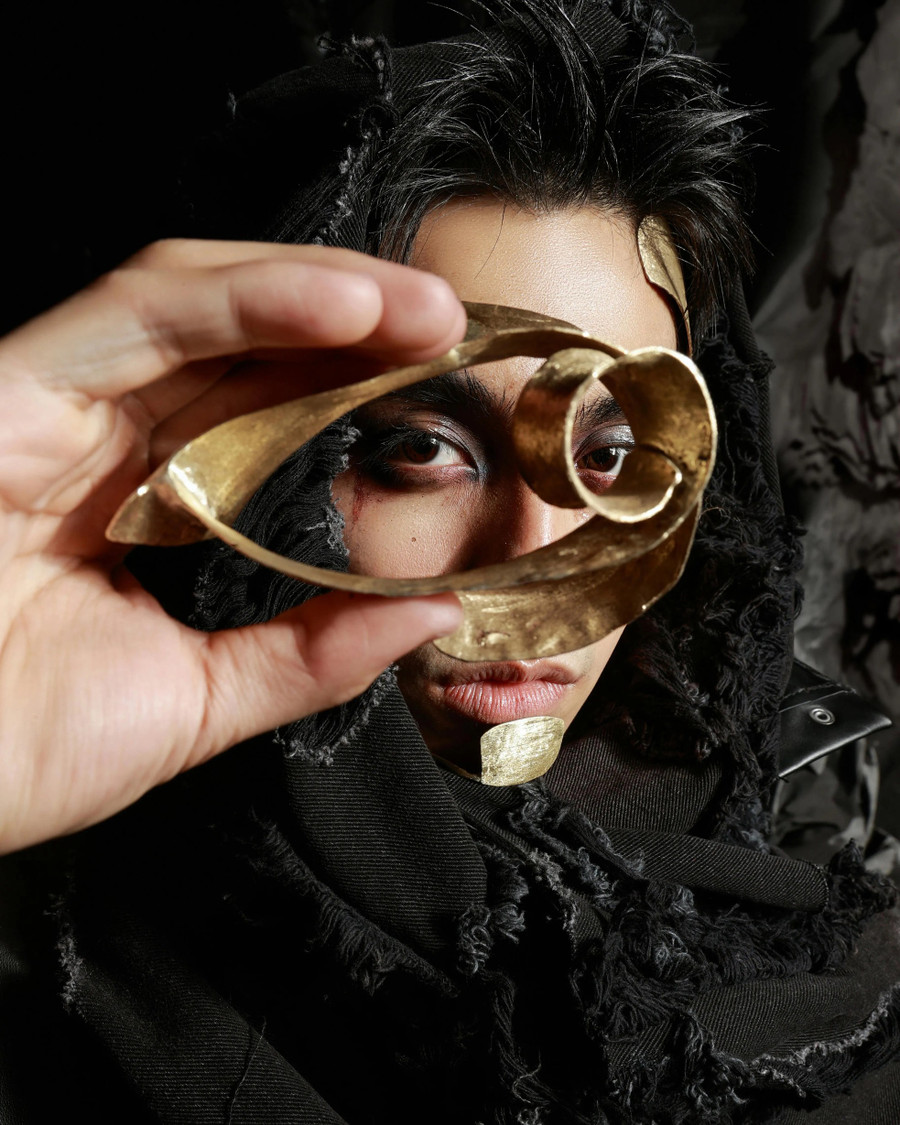 Mono thay đổi hình tượng trong MV mới.