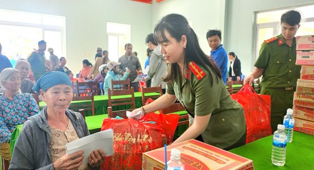 Năm 2023, đại úy Thủy được Bộ trưởng Bộ Công an tặng Bằng khen về thành tích xuất sắc trong công tác vận động hiến máu tình nguyện và được tặng Danh hiệu Chiến sĩ Thi đua toàn lực lượng CAND giai đoạn 2020 - 2022. Năm 2023, đại úy Thủy được Bộ trưởng Bộ Công an tặng Bằng khen về thành tích xuất sắc trong công tác vận động hiến máu tình nguyện và được tặng Danh hiệu Chiến sĩ Thi đua toàn lực lượng CAND giai đoạn 2020 - 2022.