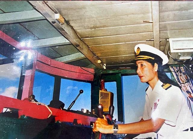 Thuyền trưởng Nguyễn Thị Hồng ở buồng lái con tàu cá đã cứu sống 36 người trong mắt bão Thuyền trưởng Nguyễn Thị Hồng ở buồng lái con tàu cá đã cứu sống 36 người trong mắt bão