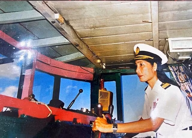 Thuyền trưởng Nguyễn Thị Hồng ở buồng lái con tàu cá đã cứu sống 36 người trong mắt bão