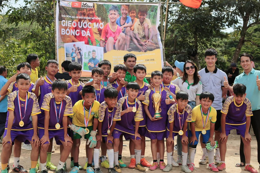 Trúc Phương đã mang bóng đá đến với hàng ngàn trẻ em ở vùng cao Trúc Phương đã mang bóng đá đến với hàng ngàn trẻ em ở vùng cao