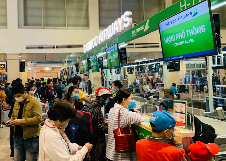 Hành khách làm thủ tục trước khi lên máy bay tại sân bay Tân Sơn Nhất. Hành khách làm thủ tục trước khi lên máy bay tại sân bay Tân Sơn Nhất.