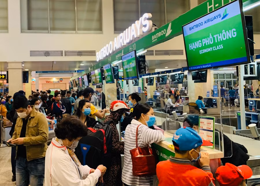 Hành khách làm thủ tục trước khi lên máy bay tại sân bay Tân Sơn Nhất.