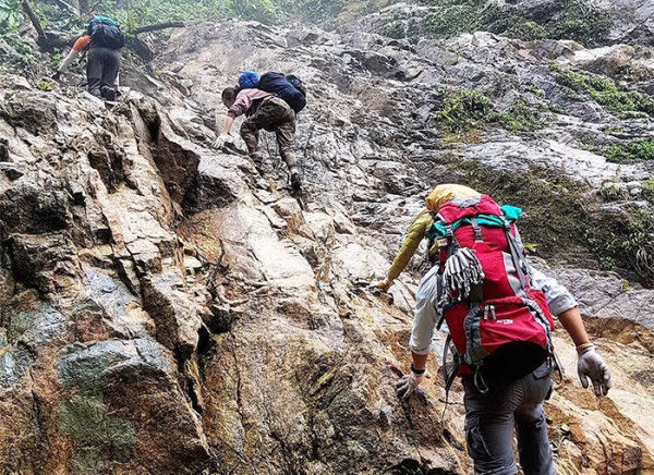 Tour trekking là sản phẩm đặc thù nên người hướng dẫn bắt buộc phải học qua những lớp kỹ năng về sơ cứu, cứu nạn và kinh nghiệm xử lý tình huống trong trường hợp khách không may gặp tai nạn.