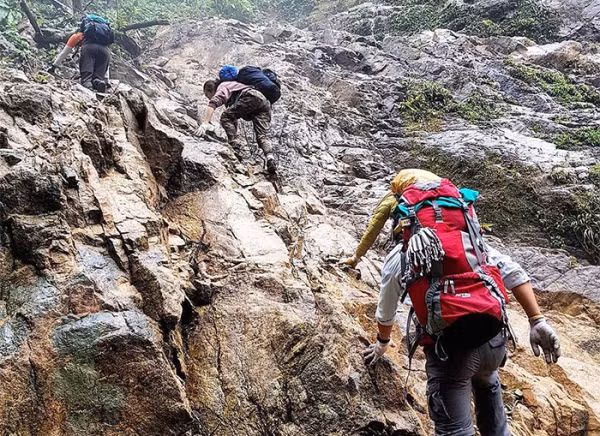 Tour trekking là sản phẩm đặc thù nên người hướng dẫn bắt buộc phải học qua những lớp kỹ năng về sơ cứu, cứu nạn và kinh nghiệm xử lý tình huống trong trường hợp khách không may gặp tai nạn.