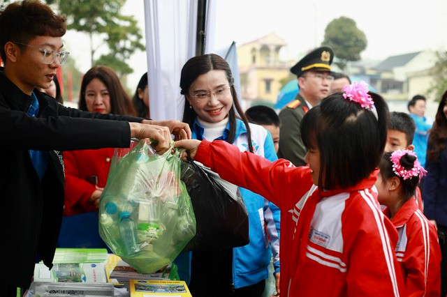 Học sinh tham gia đổi rác lấy cây xanh tại chương trình Học sinh tham gia đổi rác lấy cây xanh tại chương trình