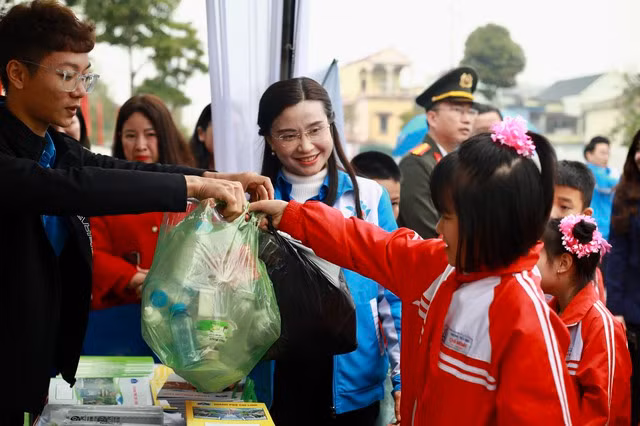 Học sinh tham gia đổi rác lấy cây xanh tại chương trình