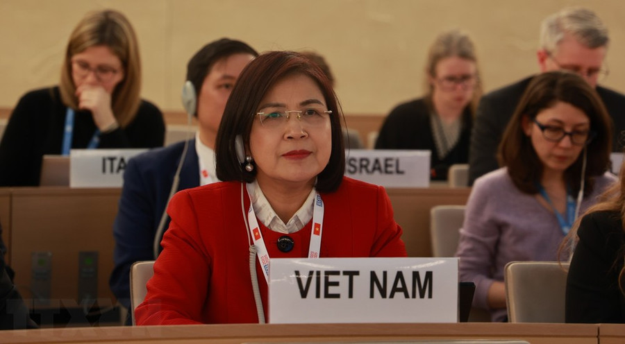 Ngày 3/4/2023, tại trụ sở Văn phòng Liên hợp quốc tại Geneva (Thụy Sỹ), Hội đồng Nhân quyền Liên hợp quốc đã đồng thuận thông qua Nghị quyết kỷ niệm 75 năm Tuyên ngôn quốc tế về nhân quyền (UDHR), 30 năm Tuyên bố và Chương trình hành động Viên (VDPA) do Việt Nam đề xuất, soạn thảo. Đây là dấu ấn nổi bật của Việt Nam ngay trong khóa họp đầu tiên đảm nhận cương vị thành viên Hội đồng Nhân quyền nhiệm kỳ 2023-2025. (Ảnh: Nguyễn Tuấn/TTXVN) Ngày 3/4/2023, tại trụ sở Văn phòng Liên hợp quốc tại Geneva (Thụy Sỹ), Hội đồng Nhân quyền Liên hợp quốc đã đồng thuận thông qua Nghị quyết kỷ niệm 75 năm Tuyên ngôn quốc tế về nhân quyền (UDHR), 30 năm Tuyên bố và Chương trình hành động Viên (VDPA) do Việt Nam đề xuất, soạn thảo. Đây là dấu ấn nổi bật của Việt Nam ngay trong khóa họp đầu tiên đảm nhận cương vị thành viên Hội đồng Nhân quyền nhiệm kỳ 2023-2025. (Ảnh: Nguyễn Tuấn/TTXVN)