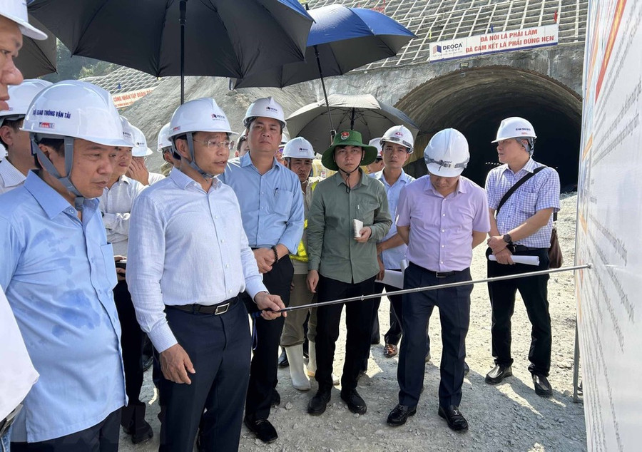 Bộ trưởng Bộ Giao thông Vận tải Nguyễn Văn Thắng kiểm tra tiến độ thi công cửa hầm phía Bắc (hầm số 3) thuộc Dự án thành phần cao tốc Quảng Ngãi-Hoài Nhơn. (Ảnh: TTXVN phát)