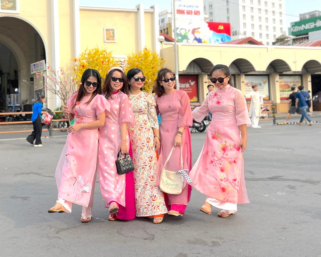 Trong tháng 3, du khách mặc trang phục áo dài đến các điểm tham quan tại TP.HCM sẽ nhận nhiều ưu đãi