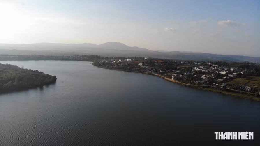 Hồ nước lúc nào cũng trong xanh và mang một vẻ đẹp thơ mộng, hoang sơ