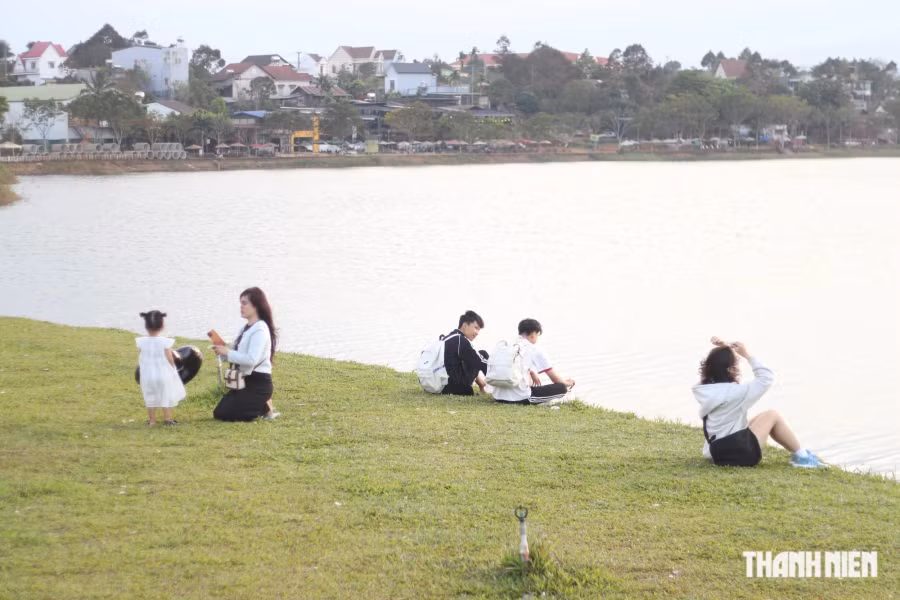 Hồ Tây là điểm check-in thường xuyên của các bạn trẻ Hồ Tây là điểm check-in thường xuyên của các bạn trẻ