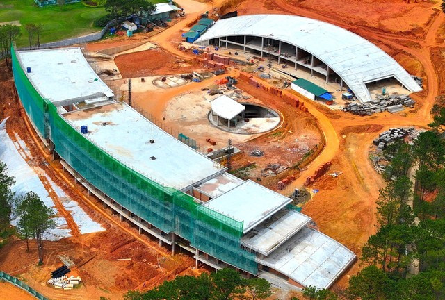Hai khối công trình vi phạm tại dự án Tòa nhà CLB Golf trong sân golf Đồi Cù. Hai khối công trình vi phạm tại dự án Tòa nhà CLB Golf trong sân golf Đồi Cù.