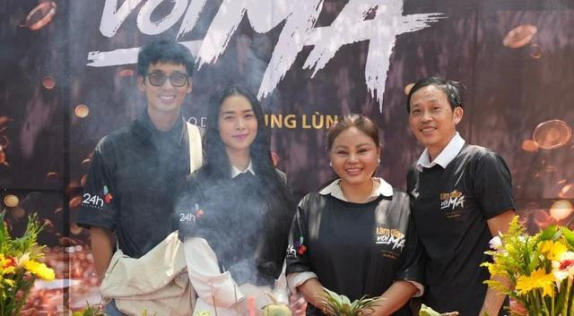 Hoài Linh cùng các diễn viên tại lễ khai máy phim điện ảnh Làm giàu với ma Hoài Linh cùng các diễn viên tại lễ khai máy phim điện ảnh Làm giàu với ma