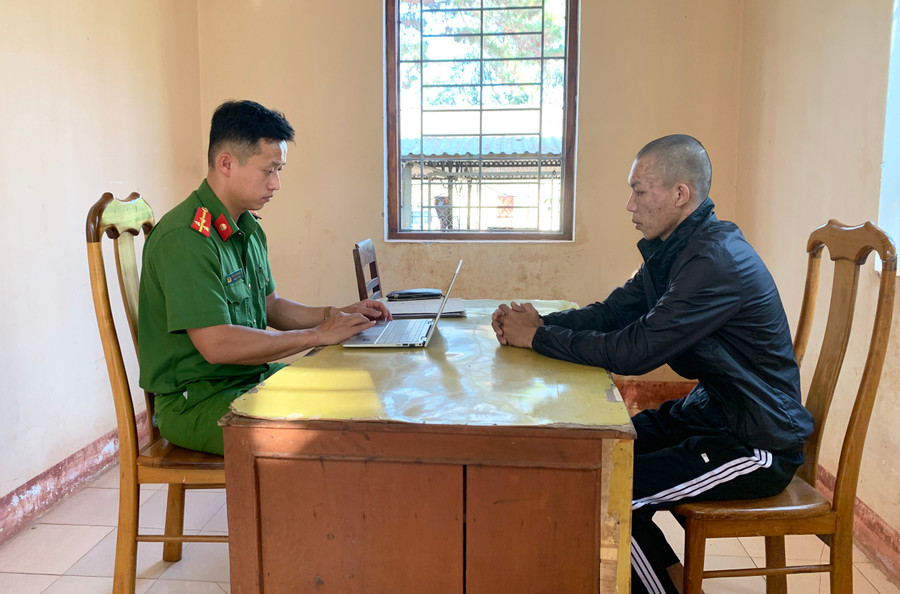 Công an huyện Mang Yang hỏi cung đối tượng vi phạm pháp luật về ma túy. Ảnh: R&apos;Ô HOK