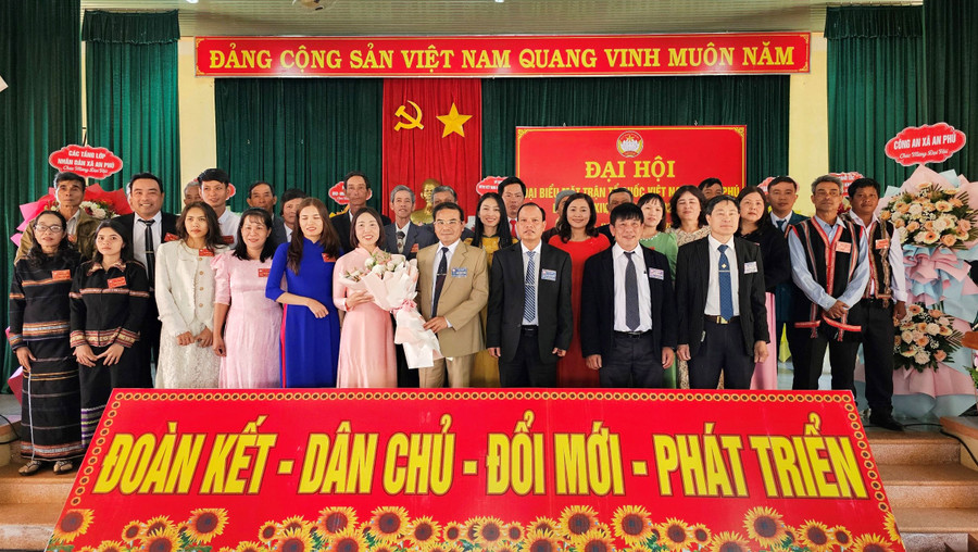 Ủy ban MTTQ Việt Nam xã An Phú nhiệm kỳ 2024-2029 ra mắt nhận nhiệm vụ và nhận hoa chúc mừng của đại diện lãnh đạo cấp trên. Ảnh: A.H Ủy ban MTTQ Việt Nam xã An Phú nhiệm kỳ 2024-2029 ra mắt nhận nhiệm vụ và nhận hoa chúc mừng của đại diện lãnh đạo cấp trên. Ảnh: A.H