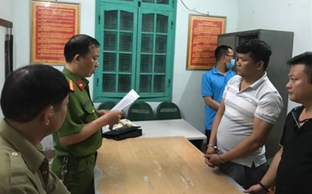 Lực lượng CSĐT, Công an tỉnh Thái Bình đọc lệnh khởi tố, bắt giữ bị can Cường &quot;quắt&quot; cùng đồng bọn. Ảnh: CÔNG AN THÁI BÌNH