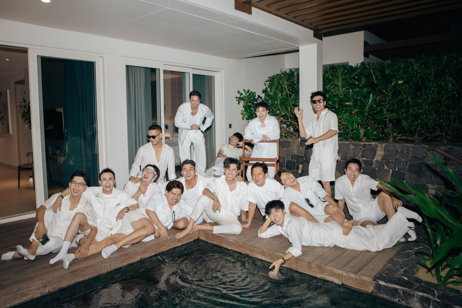 Trường Giang quậy tưng bừng trong tiệc độc thân của Puka - Gin Tuấn Kiệt - Ảnh 4. Hội nhà trai tạo nên bộ ảnh từ "cool ngầu" đến "lầy lội" từ trong phòng ra đến bể bơi. Một số diễn viên như Jun Phạm, Duy Khánh cũng từng góp mặt trong đội bê tráp của nhà trai trong lễ gia tiên hôm 1.11. Ảnh: Phan Thành Nhân