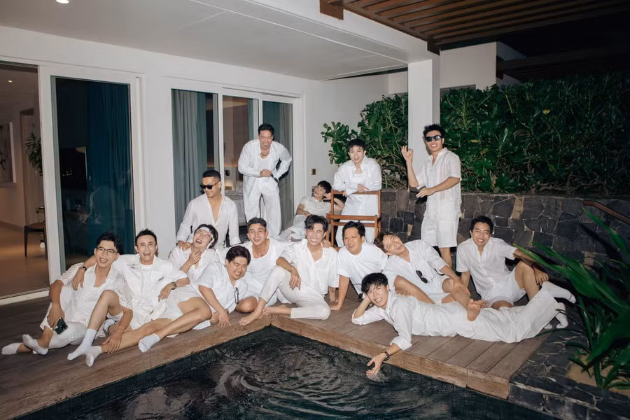 Hội nhà trai tạo nên bộ ảnh từ "cool ngầu" đến "lầy lội" từ trong phòng ra đến bể bơi. Một số diễn viên như Jun Phạm, Duy Khánh cũng từng góp mặt trong đội bê tráp của nhà trai trong lễ gia tiên hôm 1.11. Ảnh: Phan Thành Nhân