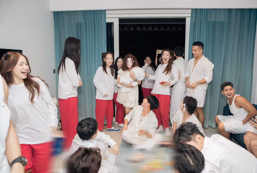 Khách mời dự đám cưới Puka và Gin Tuấn Kiệt đều là những gương mặt quen thuộc của giới giải trí. Đặc biệt, khi các nghệ sĩ cùng tụ họp tại một căn phòng, Huỳnh Lập hóa trang thành Nhã Phương bất ngờ xuất hiện khiến mọi người ngỡ ngàng và cười ngất. Ảnh: Nguyễn Du