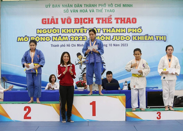 Vượt lên những bất tiện về khiếm khuyết cơ thể, Gia Hân (bìa phải) đã gặt hái được nhiều thành quả trong môn judo. Ảnh: NVCC