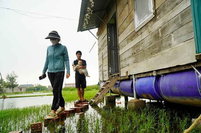 Gia đình anh Hoàng Văn Tịnh sống trên nhà phao, nhấp nhổm theo con nước. Ảnh: NGUYỄN PHÚC