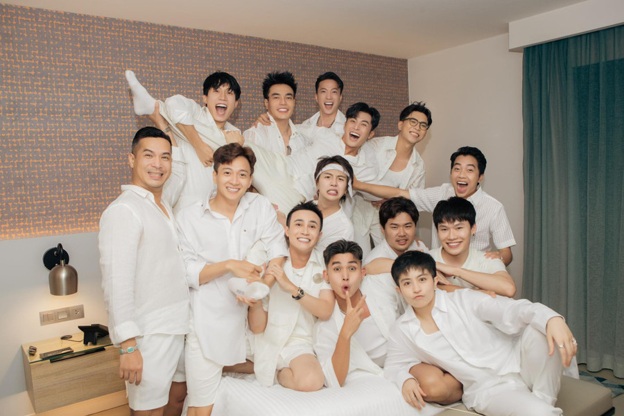 Trường Giang quậy tưng bừng trong tiệc độc thân của Puka - Gin Tuấn Kiệt - Ảnh 2. Các khách mời tham dự đều rất hào hứng khi tham dự buổi tiệc chia tay đời độc thân của Gin Tuấn Kiệt. Trên mạng xã hội, dàn sao đăng ảnh loạt ảnh check in từ sân bay đến resort khiến khán giả thích thú. Ảnh: Phan Thành Nhân