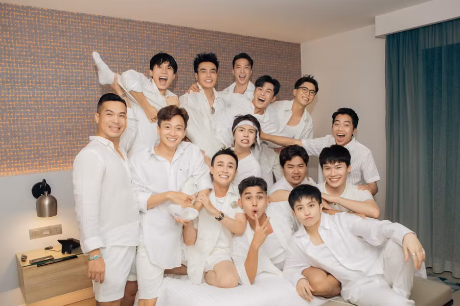 Các khách mời tham dự đều rất hào hứng khi tham dự buổi tiệc chia tay đời độc thân của Gin Tuấn Kiệt. Trên mạng xã hội, dàn sao đăng ảnh loạt ảnh check in từ sân bay đến resort khiến khán giả thích thú. Ảnh: Phan Thành Nhân