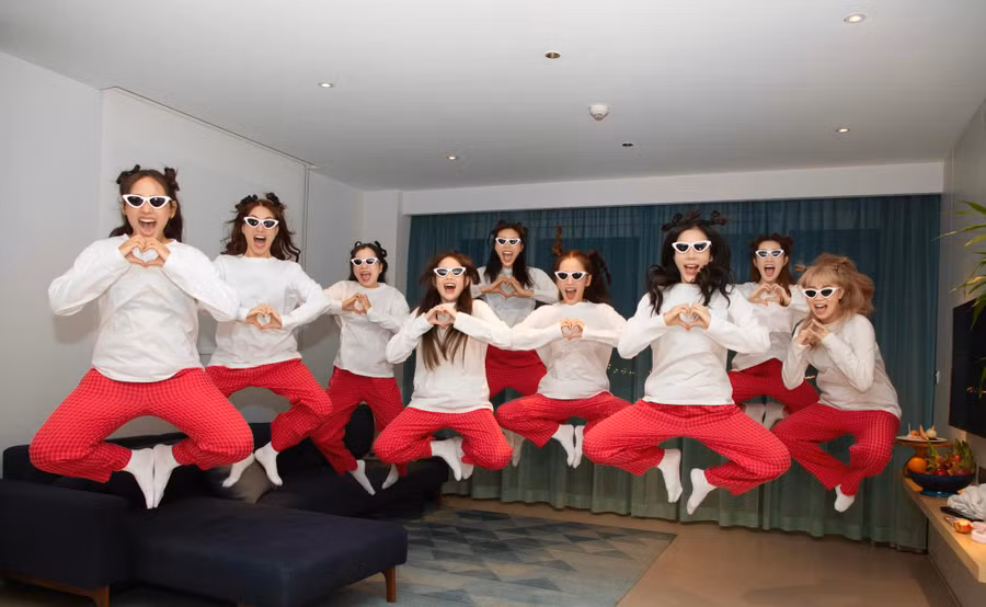 Họ có một tối quậy tưng bừng để chúc mừng cho hạnh phúc của Puka. Bên cạnh những hình ảnh thân thiết, các người đẹp còn cùng nhau ca hát và có muôn kiểu tạo dáng nhí nhảnh cùng cô dâu. Ảnh: Nguyễn Du