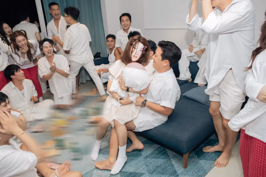 Trước đó, Trường Giang đảm nhận vai trò chủ hôn cho Puka và Gin Tuấn Kiệt. Trong nhiều chương trình, nam MC cũng là người liên tục "đẩy thuyền" cũng như trêu chọc khi bộ đôi giấu kín chuyện tình cảm. Ảnh: Nguyễn Du