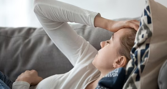 Dấu hiệu của đột quỵ có thể xuất hiện một tuần trước khi cấp cứu - Ảnh 2. Một trong những dấu hiệu phổ biến cảnh báo cơn đột quỵ sắp xảy ra là đau đầu đột ngột. Ảnh: Shutterstock