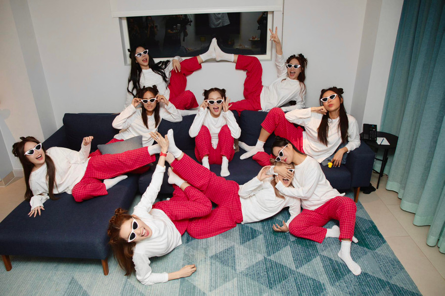 Trường Giang quậy tưng bừng trong tiệc độc thân của Puka - Gin Tuấn Kiệt - Ảnh 7. Không kém cạnh hội nhà trai, phía cô dâu cũng có muôn kiểu tạo dáng chụp ảnh "khó đỡ". Vốn là người vui vẻ, đầy năng lượng nên Puka nhận được sự yêu mến của nhiều đồng nghiệp . Ảnh: Nguyễn Du