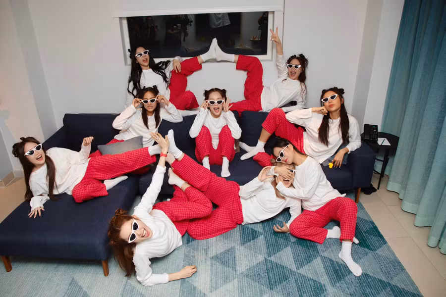 Không kém cạnh hội nhà trai, phía cô dâu cũng có muôn kiểu tạo dáng chụp ảnh "khó đỡ". Vốn là người vui vẻ, đầy năng lượng nên Puka nhận được sự yêu mến của nhiều đồng nghiệp . Ảnh: Nguyễn Du