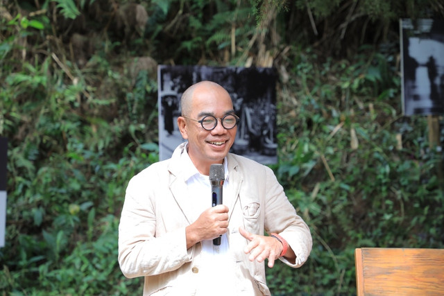 Triển khai cung đường nghệ thuật chào mừng 130 năm Đà Lạt - Ảnh 4. Nghệ sĩ Phan Quang giới thiệu thêm về Cung đường nghệ thuật. Ảnh: LÂM VIÊN