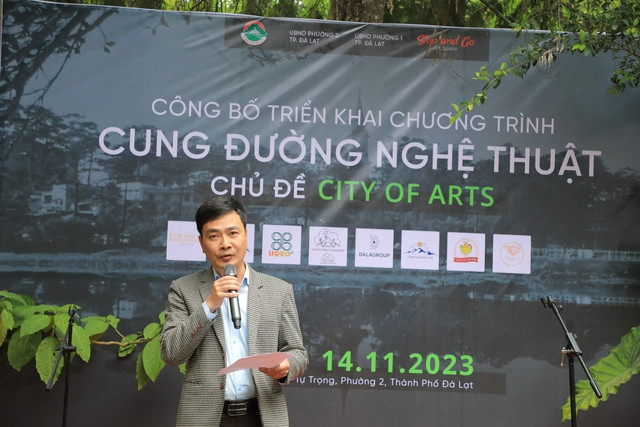 Triển khai cung đường nghệ thuật chào mừng 130 năm Đà Lạt - Ảnh 2. Ông Trần Quốc Khang, Phó phòng Văn hóa - Thông tin TP.Đà Lạt công bố triển khai Cung đường nghệ thuật. Ảnh: LÂM VIÊN