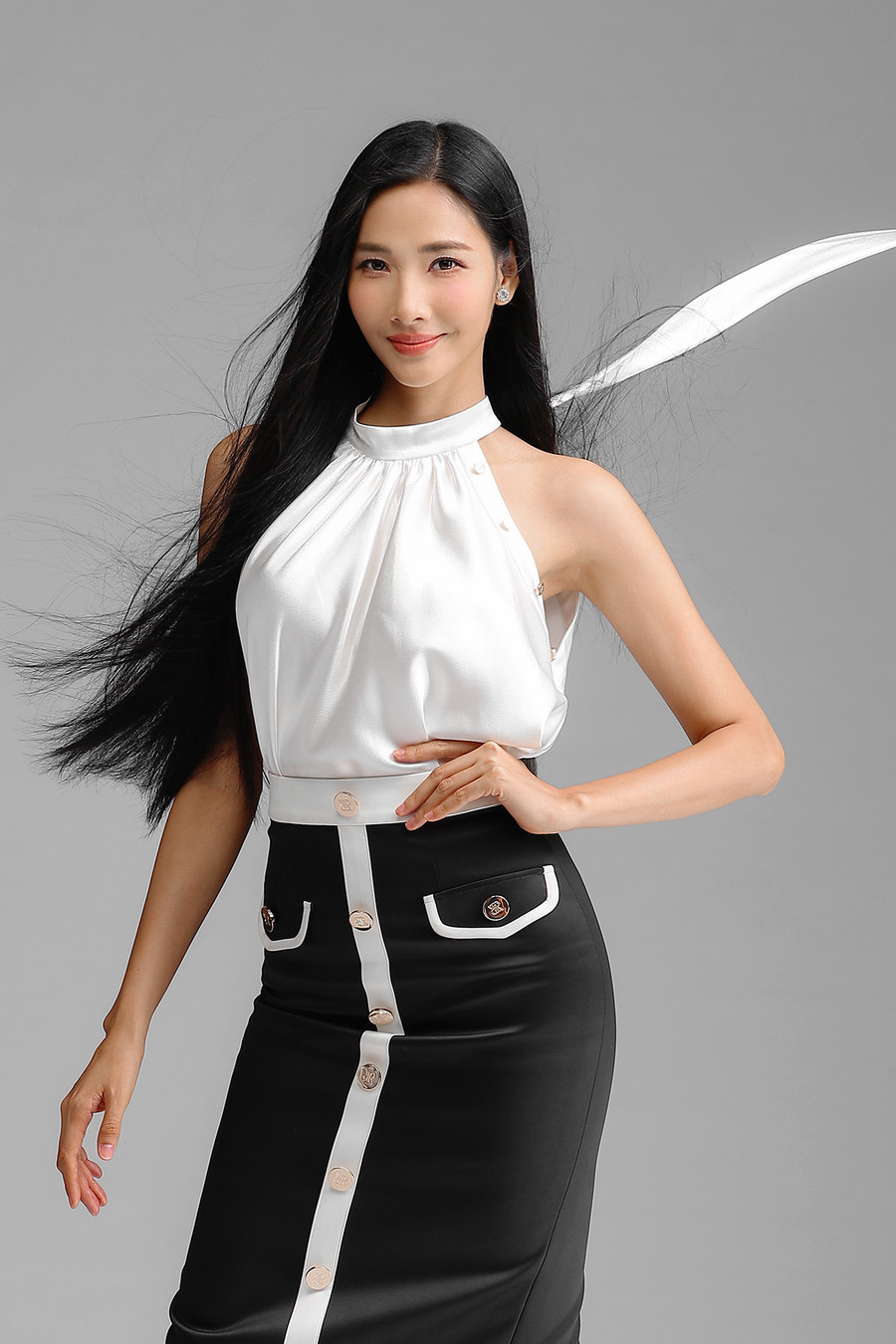 Bộ sưu tập còn giới thiệu các mẫu váy áo dự tiệc thanh lịch dành cho các nàng công sở, với áo cổ yếm bằng thun xếp nhún tạo sự mềm mại, kết hợp chân váy bút chì với hàng cúc giữa cổ điển Bộ sưu tập còn giới thiệu các mẫu váy áo dự tiệc thanh lịch dành cho các nàng công sở, với áo cổ yếm bằng thun xếp nhún tạo sự mềm mại, kết hợp chân váy bút chì với hàng cúc giữa cổ điển