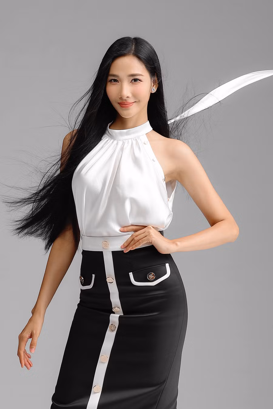 Bộ sưu tập còn giới thiệu các mẫu váy áo dự tiệc thanh lịch dành cho các nàng công sở, với áo cổ yếm bằng thun xếp nhún tạo sự mềm mại, kết hợp chân váy bút chì với hàng cúc giữa cổ điển