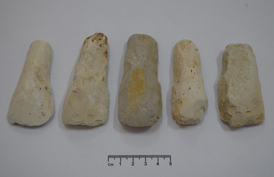 Di vật bôn hình răng trâu. Ảnh: Xuân Toản Di vật bôn hình răng trâu. Ảnh: Xuân Toản