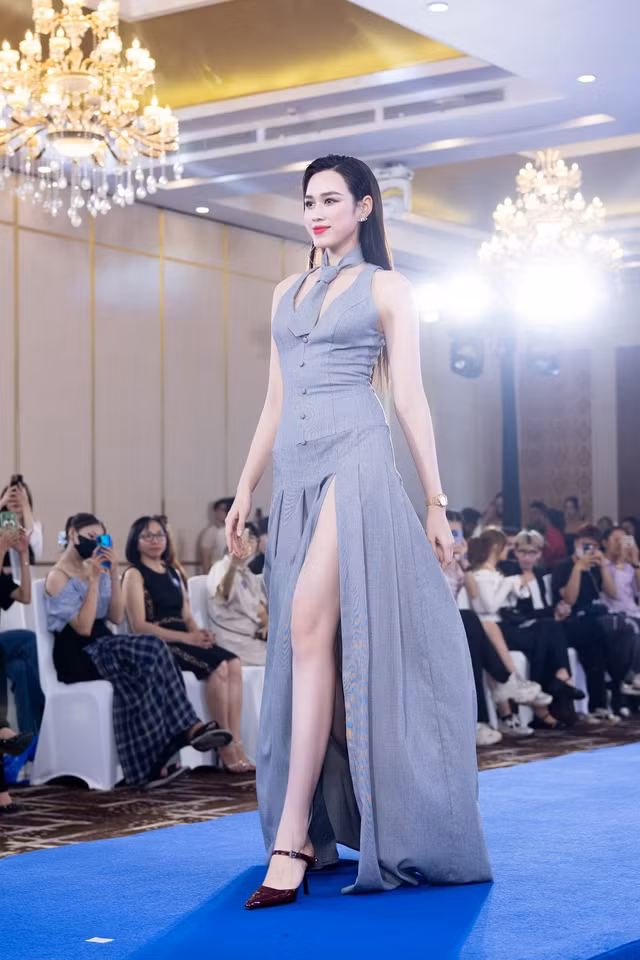 Hoa hậu Đỗ Thị Hà diện đầm xẻ cao khi xuất hiện tại buổi chung khảo