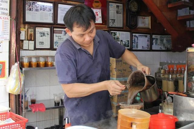 Khách đến quán có thể tận mắt chứng kiến quá trình pha cà phê vợt Khách đến quán có thể tận mắt chứng kiến quá trình pha cà phê vợt