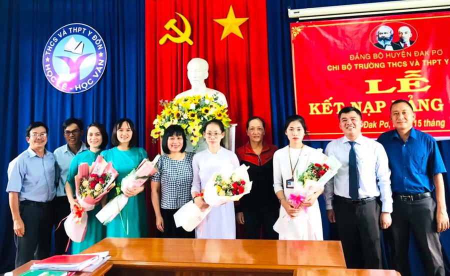 Từ tháng 7-2021 đến năm 2023, Chi bộ Trường THCS và THPT Y Đôn (huyện Đak Pơ) đã kết nạp được 10 đảng viên mới. Ảnh: Nguyễn Anh Từ tháng 7-2021 đến năm 2023, Chi bộ Trường THCS và THPT Y Đôn (huyện Đak Pơ) đã kết nạp được 10 đảng viên mới. Ảnh: Nguyễn Anh