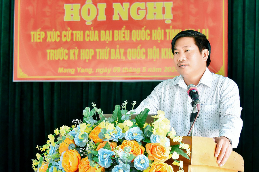 Chủ tịch UBND huyện Mang Yang Lê Trọng trả lời một số ý kiến, kiến nghị của cử tri thuộc thẩm quyền. Ảnh: Đức Thụy Chủ tịch UBND huyện Mang Yang Lê Trọng trả lời một số ý kiến, kiến nghị của cử tri thuộc thẩm quyền. Ảnh: Đức Thụy