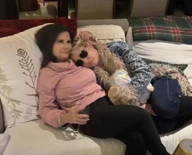 Britney cho rằng mẹ mình là người "gài bẫy" khiến cô trở nên xấu xí trong mắt người hâm mộ. Điều này khá bất ngờ vì có thông tin vào cuối năm ngoái bà Lynne Irene Spears và Britney đang nỗ lực hàn gắn mối quan hệ khi cả hai tái hợp vào tháng 12 nhân dịp sinh nhật lần thứ 42 của Britney Britney cho rằng mẹ mình là người "gài bẫy" khiến cô trở nên xấu xí trong mắt người hâm mộ. Điều này khá bất ngờ vì có thông tin vào cuối năm ngoái bà Lynne Irene Spears và Britney đang nỗ lực hàn gắn mối quan hệ khi cả hai tái hợp vào tháng 12 nhân dịp sinh nhật lần thứ 42 của Britney