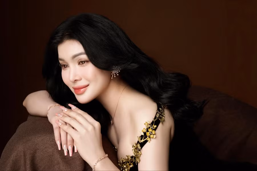 “Ngọc nữ bolero” tâm sự cô vẫn duy trì niềm đam mê với nghệ thuật. Tuy nhiên, vào từng thời điểm, cô sẽ tập trung cho từng lĩnh vực bởi “cơ hội nếu không biết nắm bắt sẽ vụt qua rất nhanh” “Ngọc nữ bolero” tâm sự cô vẫn duy trì niềm đam mê với nghệ thuật. Tuy nhiên, vào từng thời điểm, cô sẽ tập trung cho từng lĩnh vực bởi “cơ hội nếu không biết nắm bắt sẽ vụt qua rất nhanh”