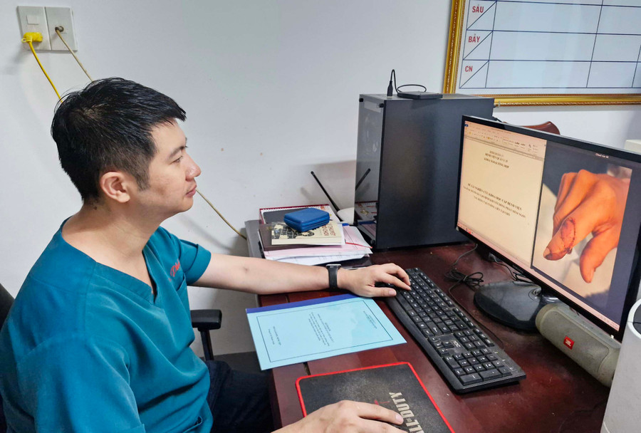 Bác sĩ Lê Trần Phú theo dõi ca bệnh sau khi được phẫu thuật đắp, ghép da, thịt. Ảnh: V.H