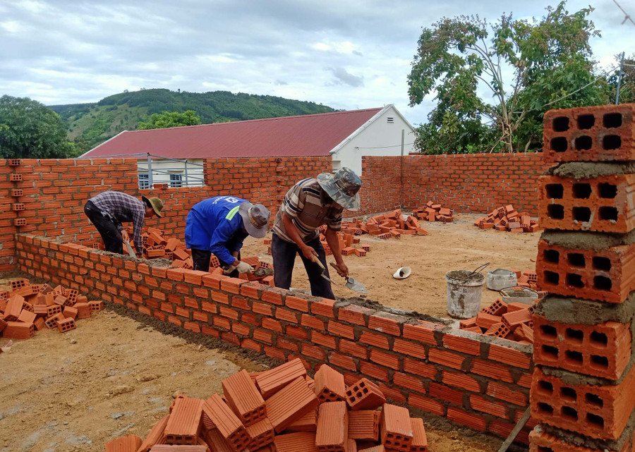 Các học viên người đồng bào dân tộc thiểu số được học kỹ thuật xây dựng tại Trung tâm Giáo dục nghề nghiệp-Giáo dục thường xuyên huyện Kbang. Ảnh: Hà Duy