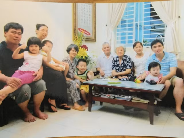 Gia đình bà Hà Thị Kiên và ông Nguyễn Văn Minh cùng các con, cháu nội, cháu ngoại (Ảnh do gia đình cung cấp)